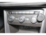 運転席助手席リヤ席、3ゾーンの室温設定が別々にできるオートエアコン。室温設定は操作しやすいダイヤル式です。