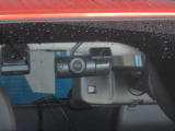 フロント+車室内ドライブレコーダー!社内および車側面の撮影記録が駐車時の安心を高めるとともに走行中の幅寄せ対策や後方撮影(リヤガラス越し)にも対応♪