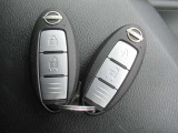 【インテリジェントキー装備】 インテリジェントキーを携帯していれば、スイッチを軽く押すだけでドアのロック/アンロックが可能。さらに車内でもキーを取り出すことなくエンジンの始動・停止操作が出来ます。