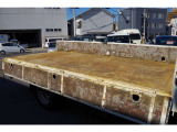 3方開、積載量2000kg、荷台床鉄板です。荷台長:約376cm、荷台幅:約180cm、あおり高さ:約37cmです。