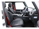 ブラックな内装にレッドのシートベルトが選択されており、高級感を残しつつスポーティーなデザインになっております。
