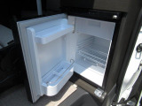 コンパクトながらも高級感の漂うキッチンスペース シンク コンロ 49L両開き冷蔵庫