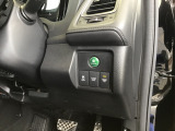 低速域衝突軽減ブレーキ+誤発進抑制機能のCTBA、燃費を抑えるECON、横滑り防止装置VSA等のスイッチは運転席の右側、手の届きやすい位置にあります。