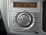AUTOエアコン完備。車内を快適な温度に保ちます。