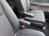 【運転席側のアームレスト】前席はアームレスト付きです。肘を置いてゆったりとした姿で運転できます。