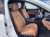 前席空間は運転に集中できるコックピットゾーンと左右への広がり感が心地よい助手席の二つのゾーンで構成されています