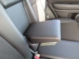【後部座席側のアームレスト】後部座席には幅広で大型のアームレストが付いています。肘を置いてゆったりとドライブを堪能できます。