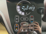 お好みの温度に合わせれば自動的に調節、オートエアコン装備。年中快適な車内。