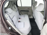 リヤシートは3人がけです。真ん中の座席用のシートベルトも肩掛けのベルトで安全性に配慮しています。