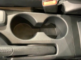 運転席、助手席間にはカップホルダーがあります。