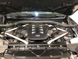 BMW 4.4L V8気筒ツインパワーターボ ガソリンエンジン :バルブトロニック(無段階可変バルブリフト)、ダイレクトインジェクションシステム、ダブルVANOS(吸排気無段階可変バルブタイミング)