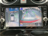 インテリジェント アラウンドビューモニター。上空から見下ろしている様な映像をモニターへ映し出し、スムーズな駐車をサポートします。さらに障害物検知センサー反応すると、警告表示、警告音により注意を促します