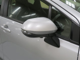 対向車や歩行者が認識しやすいサイドターンランプ付カラードドアミラー