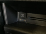 助手席前のトレイ横には充電可能なUSB端子が2個付いています。