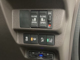 両側電動スライドドアは運転席から操作ができるよう、操作スイッチが付いています。Hondaセンシング用のVSA(ABS+TCS+横滑り抑制)解除とレーンキープアシストシステムなどのメインスイッチも装備