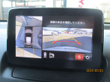 360度モニターです。真上から見下ろしているかのような映像によって、車庫入れや縦列駐車などの駐車時に、自車と駐車位置の関係をひと目で確認でき、スムースな駐車をサポートします。