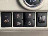 衝突軽減装置などのスイッチがこちら!不要な場合はこちらのスイッチを押してオフの選択ができます。運転席側にはシートヒーターを装備!