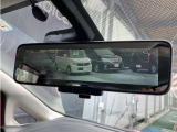 インテリジェント ルームミラー 車両後方に装着した高解像度カメラの映像をミラー面に映し出すので、車内の状況、天候等に影響されずクリアな後方視界を確保出来ます。※スイッチにて通常のミラーへ切替が出来ます