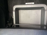 助手席シート下には車検証などが収納できるスライド式の収納BOXがついています。