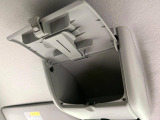 【オーバヘッドコンソール】天井にも大容量の収納スペースが備わっており、外から見られたくないものをすっきり収納できて便利!
