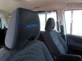 フロントシート両席のヘッドレストにはAUTECHの刺繍が施されています。