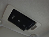 ETC車載機は専用ボックスにてバイザー裏に隠れて装着されております。トップシーリング(天井)の状態もご覧ください。きれいな状態となっております。