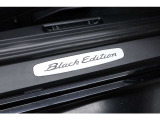 専用の“Black Edition”ロゴがドアエントリーガードに装備されております。