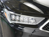 LEDヘッドライトが明るく遠くまで照らし、夜道や雨天などでの走行をサポートします。LEDフォグライトも装備しています。