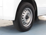 タイヤの目もかなり残っています。中古車をみるときにタイヤの状態のチェックは重要なポイントですよ!