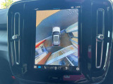 優美で縦長の9インチタッチスクリーン式センターディスプレイ。リバース時には、4個のカメラで360度真上から見下ろした映像を作成したり、ガイドラインを表示して、安心・安全な車庫入れ等が可能になります。