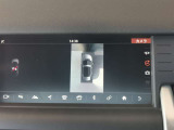 【サラウンドカメラシステム】車載カメラにて、車を真上から見下ろしている映像をディスプレイに表示。狭い場所での駐車などに役立ちます。