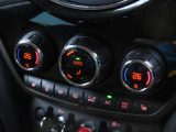 エアコンはデュアルオートエアコン装備で、運転席、助手席それぞれ快適な温度で過ごして頂けます。