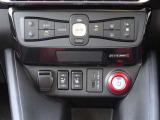 快適な空間を提供する、タッチ式デジタル表示オートエアコン付きです。前席はシートヒーター付きです。