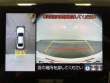 【パノラミックビューモニター】クルマの前後左右に搭載したカメラから取り込んだ画像を合成し、車両を上から見たような画像をディスプレイに表示します。