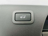 電動テールゲートにより運転席・テールゲートからボタン一つで開閉可能となります。