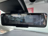 スマートルームミラー:車両後方にあるカメラの映像を映し出します。乗員・ヘッドレスト・荷物などでさえぎられがちな後方視界をクリアに保ちます。