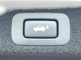 【パワーバックドア】スマートキーや運転席のボタンを押すだけでリアゲートが自動で開閉します!荷物を持っている時や、高い位置にあるバックドアを閉める際に便利な機能です♪【パワーバックドア】スマートキーや運