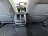3ゾーンフルオートエアコンディショナー搭載。運転席、助手席、後部座席の3つのゾーンで温度などを独立して設定できます。