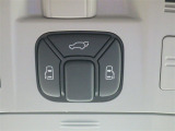 リアゲート+両側電動スライドドアのスイッチです。車内からもスイッチひとつでラクにドアの開閉できますよ♪