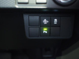 運転席右側のスイッチパネル。スマートアシストやVSC(横滑り抑制機能)等の安全機能のスイッチが並んでいます。