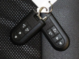 電子キーをポケットやカバンに入れているだけで、ドアの開錠・施錠・エンジンの始動等が行えます。