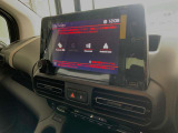8インチタッチスクリーンは運転席から自然に目に入る高い位置に設置してあります。