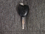 キーレスエントリーです。キーにあるボタンを押すだけでドアの施錠と解錠ができるので便利です。