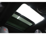 パノラミックスライディングルーフが車内空間を快適で開放的に演出します!!