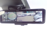 液晶バックミラーにはアラウンドビュー機能付きバックカメラ映像が映し出されます。
