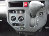 使い勝手の良いマニュアルエアコンです。ダイヤルを回すだけなので運転中も簡単に温度調節ができます。