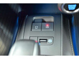 【電動パーキングブレーキ】パーキングブレーキは便利な電動式!ボタン一つで操作でき、アクセルを踏めば自動で解除されます、レバーやペダルが無いので運転席廻りもすっきりしますね