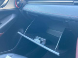 使い勝手の良いグローブボックスは車検証など大きな物もすっぽりと収まるサイズとなっております。