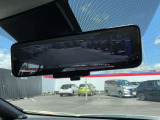 スマート・ルームミラーは、車両後方のカメラ映像をミラー面に映し出すので、同乗者や荷室に積んだ大きな荷物などが写り込んで見にくくなりがちな車内状況や、天候などに影響されずクリアな後方視界が得られます。