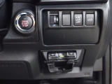 エンジン始動のプッシュボタンの右脇にはパワーリヤゲートの設定スイッチがまとまっています。